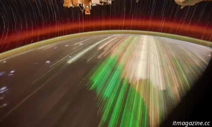 La foto sbalorditiva dell'astronauta mostra un diverso tipo di "aurora"