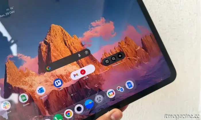 Обычный iPad — безжалостно эффективный планшет, и за $349 то, что он предлагает, почти невозможно превзойти. Он почти во всём попадает в цель: прочная сборка и плавная работа, насыщенное функциями ПО и долговечные обновления. Он идеально подходит для детей, школ и развлечений.

Много лет он оставался северной звездой для игроков в сегменте Android, но никому так и не удалось его затмить. Появляется OnePlus с Pad Go 2 — бюджетным Android‑решением, которое идёт немного иным путём, чтобы перевернуть рынок iPad, и почти справляется с этим.

Он не может окончательно побить iPad, но за $399 всё равно предлагает массу приятных вещей, которые делают его одним из самых сбалансированных Android‑планшетов. Я даже рискну назвать его лучшим Android‑планшетом по соотношению цены и качества на рынке, после пары недель использования его в качестве компаньона.

Экран, созданный и для работы, и для развлечений

Nadeem Sarwar / Digital Trends

На бюджете трудно найти приличный экран. Ограничения бюджета обычно сказываются на плотности пикселей, размере, яркости или плавности. OnePlus Pad Go 2 находит тонкий баланс — возможно, лучший — между всеми этими ключевыми показателями.

По сравнению с обычным iPad он предлагает больший экран (12,1‑дюймовый против 11‑дюймового) с разрешением 2800 × 1980 пикселей. По резкости плотность пикселей на OnePlus даже выше (284 против 264 PPI), а также он обеспечивает большую яркость — 600 нит (900 нит в режиме высокой яркости), тогда как iPad максимум 500 нит.

Это не разница день и ночь, но на улице читаемость лучше. Ещё один недооценённый плюс — соотношение сторон. Формат 7:5 лучше подходит для многозадачности с разделённым экраном по сравнению с более «квадратным» подходом iPad. Конечно, и полезная площадь экрана щедрее.

Nadeem Sarwar / Digital Trends

Если вы покупаете этот планшет в первую очередь для стриминга контента, он не разочарует. Поддерживается контент Dolby Vision, а соотношение сторон делает его удачным выбором по сравнению с 16:9 у многих Android‑планшетов и примерно 4:3‑подходом Apple.

Если вы планируете много играть или стримить игры из облака, этот экран для этого подходит лучше. Вы реже столкнётесь с вертикальными чёрными полосами (pillarboxing) или странным вертикальным кадрированием на OnePlus Pad Go 2 по сравнению с iPad.

Экран достаточно насыщенный, углы обзора тоже неплохие. Но что действительно выделяет этот планшет, так это частота обновления 120 Гц. Большинство планшетов в этом ценовом сегменте — включая iPad — остаются на обычной панели, а OnePlus Pad Go 2 поднимает план с экраном 120 Гц.

Эффект дополнительной плавности заметен сразу. Будь то обычное взаимодействие с OxygenOS 16, заметки со стилусом или просмотр игр — панель 120 Гц ощущается заметно более гладкой. В автоматическом режиме частота может падать до 30 Гц, но я бы оставался на пиковом значении, даже если это сказывается на батарее.

Tom Bedford / Digital Trends

Нельзя полностью испытать удовольствие от игр с частотой выше 60 FPS из‑за ограниченных ресурсов системы, но в тех немногих играх, где это удаётся с небольшой оптимизацией графики, впечатление довольно приятное. По моему опыту, режим 60 fps в играх — золотая середина для 120‑герцовой LCD‑панели OnePlus Pad Go 2, и он по‑прежнему приносит удовольствие.

Программное обеспечение делает его особенным

OnePlus серьёзно переключился в сторону AI‑ориентированного программного опыта на базе OxygenOS 16, но не переборщил. Напротив, ПО на базе Android 16 на планшете сохраняет своё очарование с множеством уникальных функций.

Боковая панель — одна из моих любимых. Внутренним свайпом вы получаете быстрый доступ к наиболее часто используемым приложениям и утилитам без отвлекающих перескоков между приложениями. Там же расположена панель файлов, которая скорее выступает как синхронизируемый универсальный контейнер для файлов, то есть glorified буфер обмена.

Nadeem Sarwar / Digital Trends

Для элементов, к которым вы часто обращаетесь, можно быстро «припарковать» их здесь и получать доступ без необходимости рыться в локальном хранилище. Более того, если у вас под рукой есть телефон OnePlus, вы можете синхронизировать панель файлов между устройствами. В том же духе есть аккуратная система зеркалирования экрана, работающая как мост iPhone‑Mac.

OnePlay даже создала систему ретрансляции приложений, которая позволяет транслировать контент телефона на экран планшета. Мне нравится режим заметок на заблокированном экране, который позволяет сразу начинать каракули на экране блокировки, не проходя через разблокировку и запуск приложения.

Есть и несколько функций на базе ИИ, которые справляются с рутинными задачами вроде перевода, суммаризации, редактирования изображений и прочего. Им бы не помешала доработка. Например, функция AI‑writer не работала в предустановленном приложении заметок, и я также не смог запустить её на веб‑страницах в Chrome.

Nadeem Sarwar / Digital Trends

Реализация управления окнами приложений у OnePlus довольно интуитивна, особенно жесты. И да — она лучше, чем то, что предлагает iPadOS 16 на iPad. Жесты перетаскивания, смена окон и управление прозрачностью в OxygenOS 16 — заметные элементы пользовательского опыта.

Единственный большой недочёт — Open Canvas, который позволяет запускать три приложения рядом. Он мне очень понравился на складном OnePlus Open, но по какой‑то причине его нет в OnePlus Pad Go 2. Видимо, из‑за ограничений ресурсов. Ещё одна функция, которой явно не хватает — OnePlus Mind Space.

Ещё один небольшой, но заметный плюс — масштабируемые иконки. По сути, вы можете растянуть значок приложения и добавить быстрые действия внутри той же «пузырьковой» иконки. Например, значок приложения Perplexity можно растянуть, чтобы сразу запустить голосовой режим или режим камеры.

Взлёты и недостатки

Nadeem Sarwar / Digital Trends

За запрашиваемую цену OnePlus Pad Go 2 предлагает много. OnePlus оснастила его SoC MediaTek Dimensity 7300‑Ultra в паре с 8 ГБ оперативной памяти и до 256 ГБ встроенного хранилища. Это довольно мощная связка для базовых задач, потокового видео, казуальных игр и лёгкого видеомонтажа.

Он довольно уверенно тянул Devil May Cry на 60 fps, и Call of Duty: Mobile также была приятной при пресете «high» с достойными графическими настройками. Просто не ждите от него такой же визуальной мощи и плавности в Zenless Zone Zero.

Для сравнения, бенчмарк Geekbench показывает, что чип A16 в iPad примерно на 50% быстрее в многопоточном тесте и впечатляющие 150% быстрее в одноядерном. Этот разрыв не так заметен в повседневном использовании. OnePlus Pad Go 2 справляется с мультимедиа и играми вполне нормально.

Nadeem Sarwar / Digital Trends

Акустическая система может играть довольно громко, и звук приятен на уровне громкости около 50%. Но по мере повышения громкости вы услышите искажения и рваные артефакты, а бас уходит на задний план. iPad не выглядит драматически лучше, но в целом звучит более утончённо и сдержанно.

Автономность здесь — победитель. Батарея ёмкостью 10 050 мА·ч внутри OnePlus Pad Go 2 легко вытянет более 12 часов стриминга. Если вы не в режиме марафонного просмотра, планшет проживёт больше суток и даже без труда дотянет до второго дня. Потребление в простое, к счастью, не прожорливое.

Планшет поддерживает проводную зарядку 33 Вт, что по меркам OnePlus крайне медленно, но всё же заметно опережает iPad. Однако пополнение заряда — испытание терпения. С комплектным адаптером 33 Вт планшету требуется почти два часа, чтобы полностью зарядиться.

Nadeem Sarwar / Digital Trends

Эту модель можно взять и в 5G‑варианте, что довольно приятно. Сборка, в свою очередь, минималистична и очень надёжна. Однако чёрная версия, попавшая мне на обзор, быстро покрывается пятнами от пальцев, и довольно заметно.

В целом OnePlus Pad Go 2 — отличная альтернатива, если вы только погружаетесь в мир планшетов, но не хотите привязанного опыта iPad. В сегменте Android при текущей цене ему нет равных. И здесь есть достаточно заметных преимуществ, чтобы даже покупателей iPad заставить задуматься, что может дать им премия в $50.