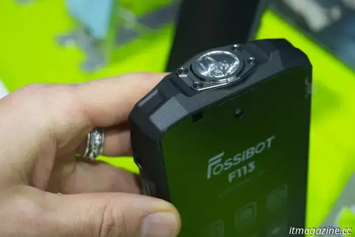 La tecnologia robusta di FOSSiBOT illustra la convergenza di potenza, visione e mobilità.