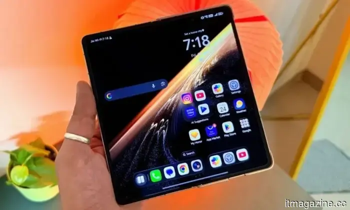 Stylish phones are still very much alive, and this liquid-cooled gaming smartphone demonstrates that.