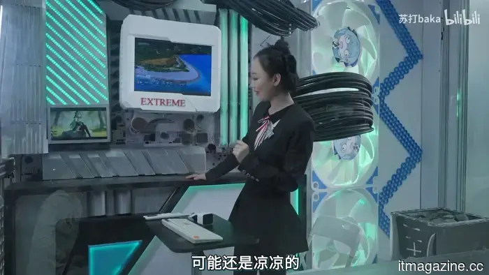 Questo PC è abbastanza grande da viverci dentro e ha il proprio condizionatore per raffreddare i giganteschi componenti interni.