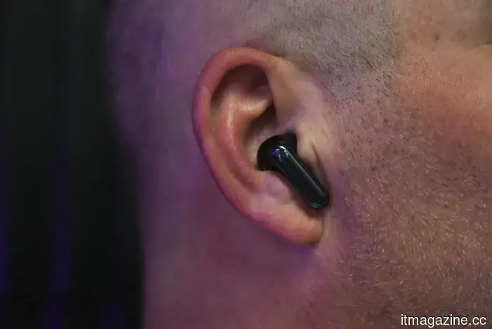 Viaim RecDot Review: These AI earbuds have excellent sound quality and can also take notes for you.