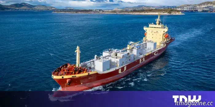 Этот грузовой корабль превращает свои выбросы CO2 в экологический цемент