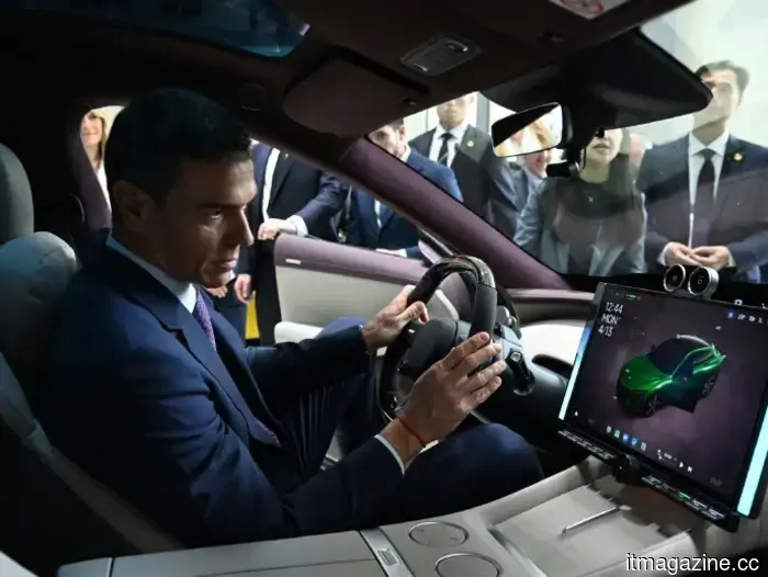 El Primer Ministro español, Pedro Sánchez, visita el Parque Tecnológico de Xiaomi en Pekín.