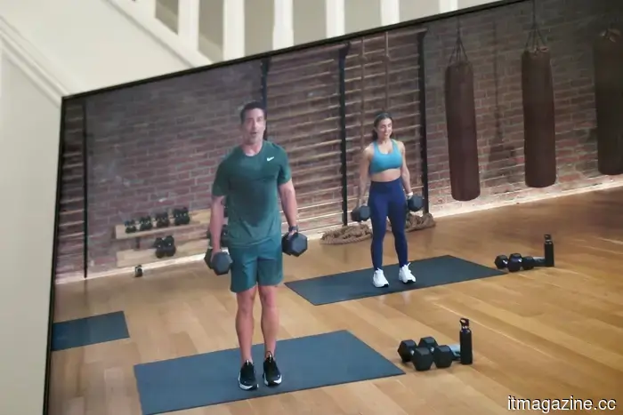 Il coach di fitness AI percepisce la meccanica muscolare mentre ti alleni e previene infortuni da principianti.