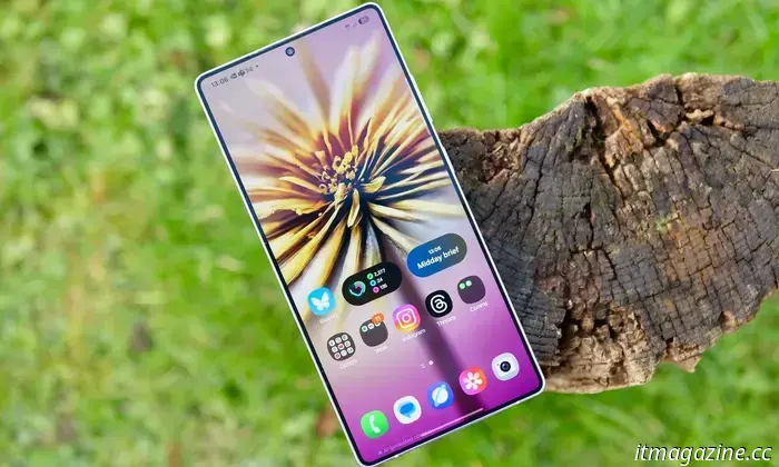 Here's how the Privacy Display feature on the Galaxy S26 Ultra may safeguard your screen from unwanted viewers.