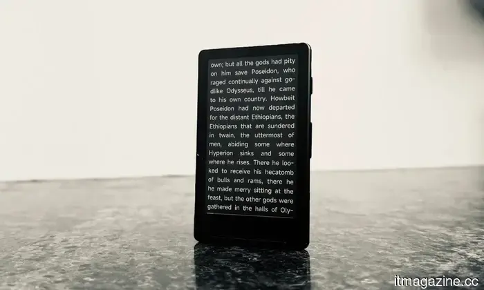 Recensione di Xteink X4: Dubitavo di questo piccolo e-reader, ma ha corretto le mie cattive abitudini di utilizzo dello schermo.