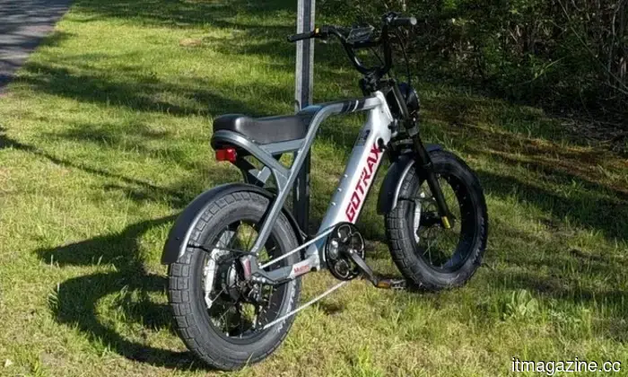 Asus created a compact e-bike conversion kit that can easily fit into a backpack.