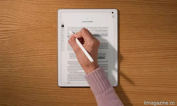 Quit misplacing your notes and begin the school year with one of these e-readers that also function as notebooks.