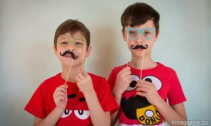 Los niños están eludiendo los controles de edad en línea dibujando barbas falsas en su cara.