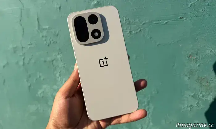 Ho recensito il OnePlus 15 e non voglio separarmene.