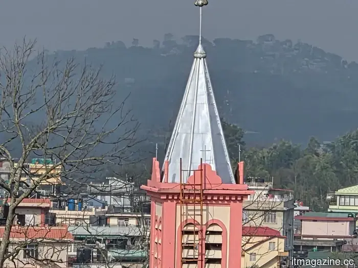 Samsung Galaxy S26 Review: This small flagship seems to be playing it a bit too safe.