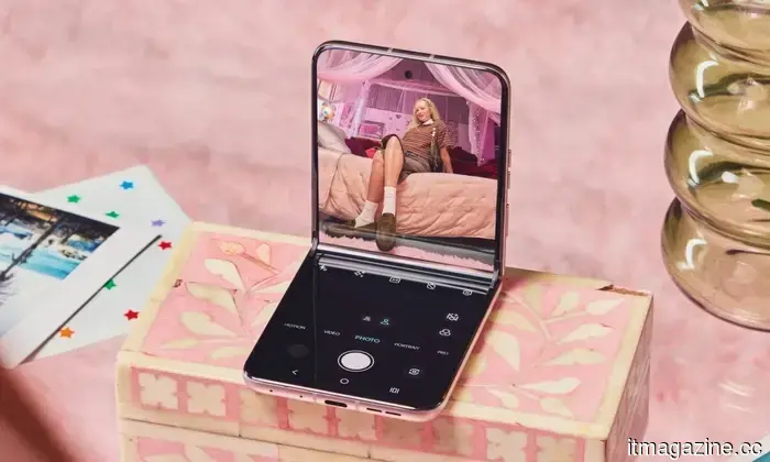 Motorola's latest Razr series has sparked a competition among carriers in the US with their promotional offers.