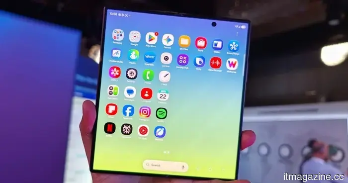 I had the opportunity to try out the Samsung Galaxy Z Fold 8 Ultra. It represents the pinnacle of foldable technology in a classic design.