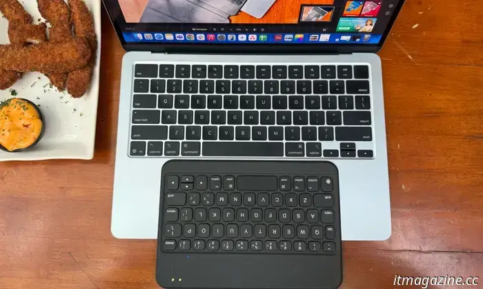 Я попробовал использовать крошечную клавиатуру iPad mini. Это был потрясающий опыт.