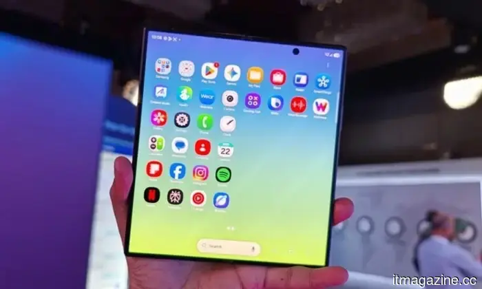 Samsung simplifies the process of using multiple apps on the cover screen of the Galaxy Z Flip 8.