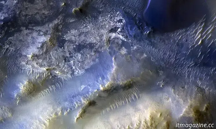 Dopo 100.000 immagini, Marte è ancora pieno di sorprese.