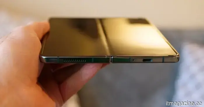 Samsung potrebbe finalmente eliminare la piega pieghevole l'anno prossimo e rendere lo schermo più resistente mentre ci si trova.