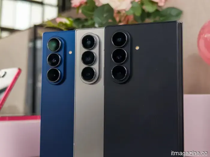 Razr Fold versus Galaxy Z Fold 7: I’m tentatively impressed by what Motorola’s inaugural foldable brings to the table while saving $300.