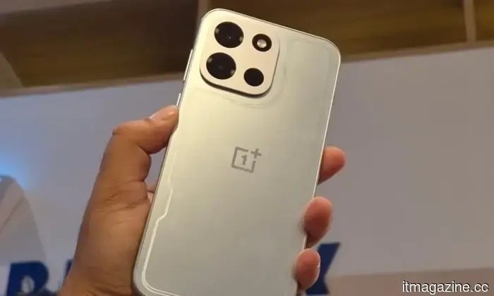 Motorola's latest flagship killer offers the speed and magnetic charging that more expensive Android phones often lack.