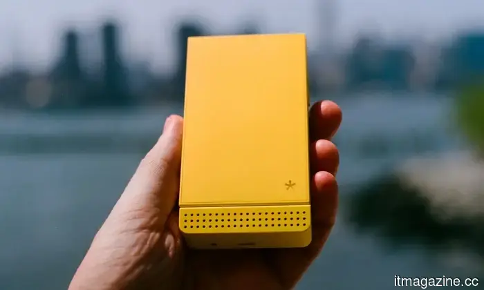 Il Light Flip riporta indietro il telefono flip, senza le distrazioni.