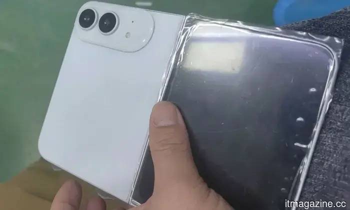 Il modello replica dell'iPhone Ultra prevede un déjà vu di design per il primo telefono pieghevole di Apple.