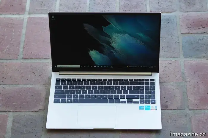 I worked with a MacBook Air for three years, but now I am loyal to the Galaxy Book6 Pro.