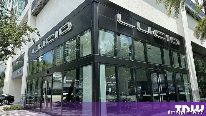 Lucid сокращает 1,4 миллиарда долларов и ставит на выживание с помощью роботакси
