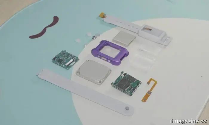 Эти милые часы на самом деле являются замаскированным Game Boy Color. И да, они могут запускать игры.