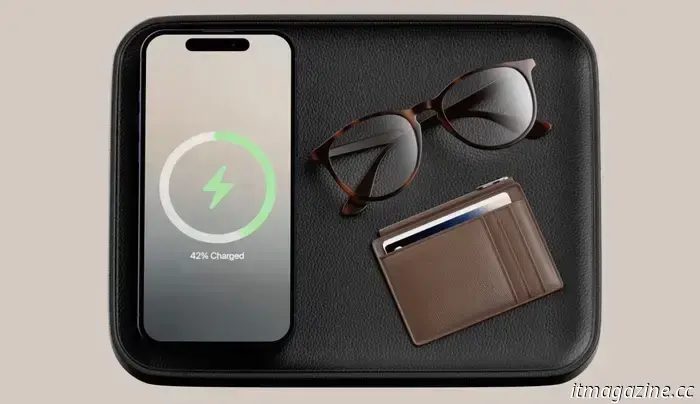 La base di ricarica wireless di Twelve South sembra un lussuoso accessorio da tavolo in pelle.