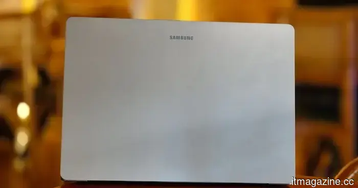 I had a MacBook Air for three years, but now I'm loyal to the Galaxy Book6 Pro.