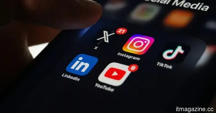 Poiché l'IA potenzia gli abusi digitali, le agenzie del Regno Unito esortano i genitori a limitare chi può vedere le foto dei bambini online.