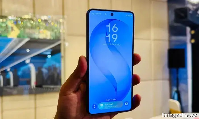 Samsung Galaxy S26 Review: This small flagship seems to be playing it a bit too safe.