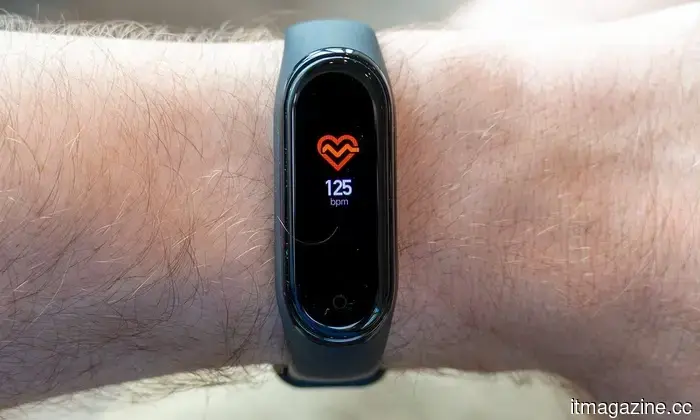 I tracker di fitness e le app per smartphone aiutano i pazienti con malattie cardiache a rimanere attivi, rivela uno studio.
