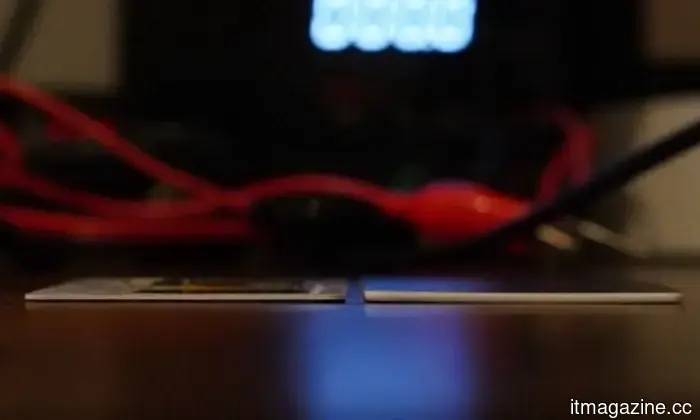 Credit card dimensions: This fully operational computer is also equipped with an e-ink display.