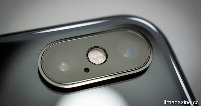 A breakthrough in camera sensor technology assures sharper images without increasing the thickness of your phone.