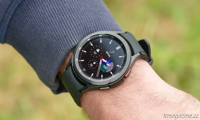 Samsung detiene la actualización del Galaxy Watch 4 tras las quejas de los usuarios sobre el consumo excesivo de batería y los sensores averiados.