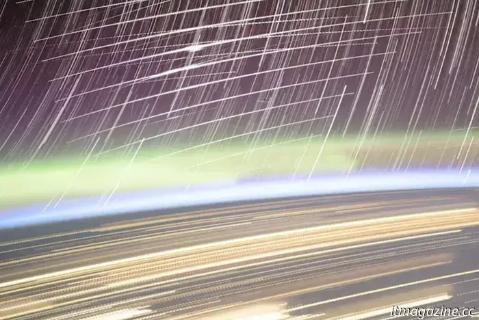 В замедленной съемке видно, как спутники Starlink излучают свет в космосе
