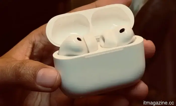 Apple случайно раскрыла свои AirPods с камерой.