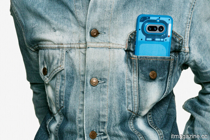 Smartphone Phone (4a) e cuffie Headphone (a) di Nothing