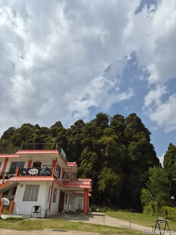 Samsung Galaxy S26 Review: This small flagship seems to be playing it a bit too safe.