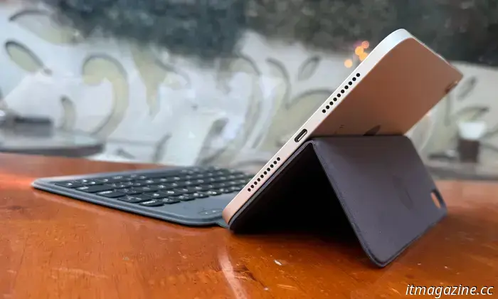 Я попробовал использовать крошечную клавиатуру iPad mini. Это был потрясающий опыт.