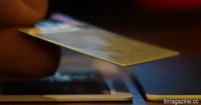 La dimensione di una carta di credito: Questo computer completamente funzionante include anche uno schermo a inchiostro elettronico.