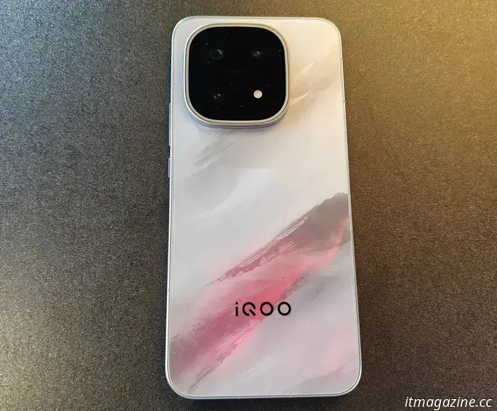 iQOO 15: pantalla Samsung, cámara Sony y chip propio