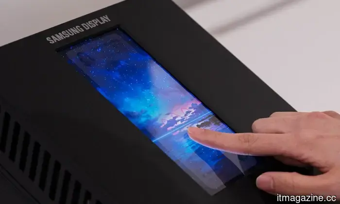 Il display di nuova generazione di Samsung può misurare la frequenza cardiaca e la pressione sanguigna attraverso la punta delle dita.