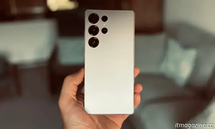 Una nueva función de One UI 8.5 te permitirá traer objetos de una imagen a otra mediante indicaciones de texto.