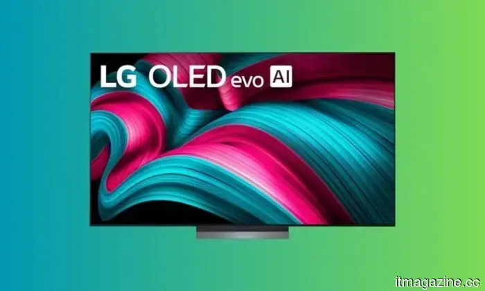 The Beats x Jennie headphones are so stylish that even those who dislike K-Pop will crave them.