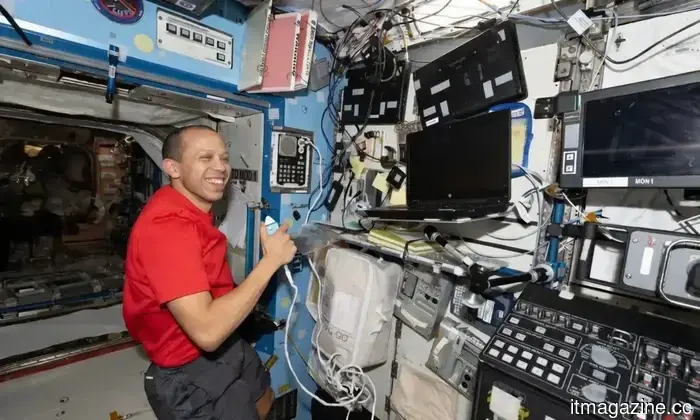 Gli astronauti sulla ISS stanno ricevendo un aggiornamento del laptop da HP.