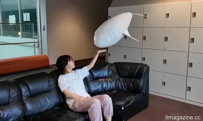 Questo robot AI fluttuante sembra uscito da un film dello Studio Ghibli, e questo è esattamente il punto.
