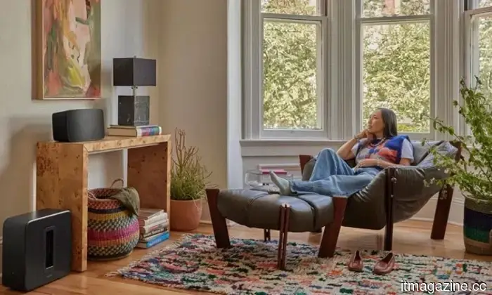 El proyector inteligente Freestyle+ AI de Samsung convierte cualquier pared en tu próxima pantalla de cine.